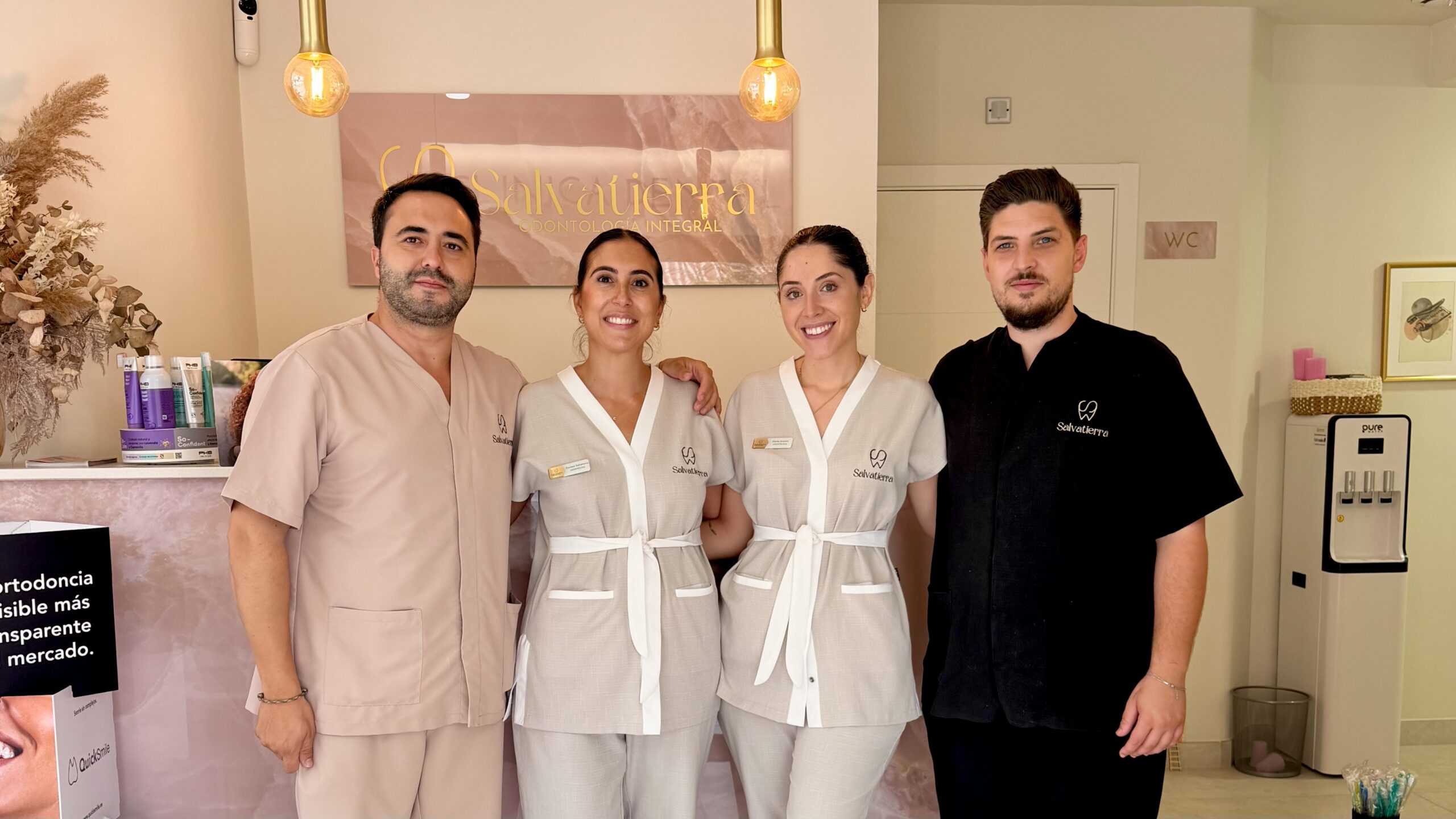 Equipo de Salvatierra Odontología Integral en recepción